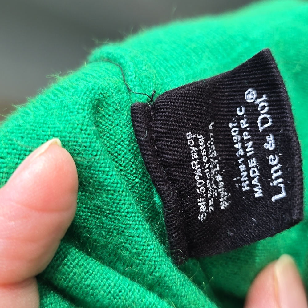 Line & Dot Emerald V-Neck Sweater - Picture 8 of 8